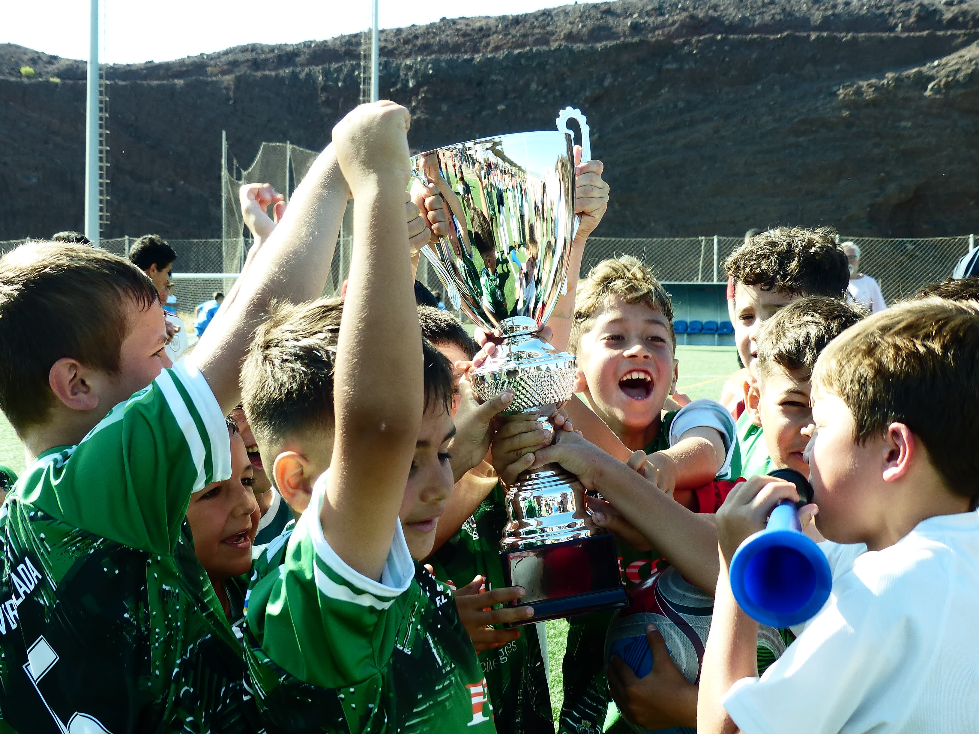 El Prebenjamín alza la copa de campeón